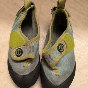 Kids climbing shoes